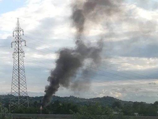 Il denso fumo nero generato da un precedente rogo di spazzatura