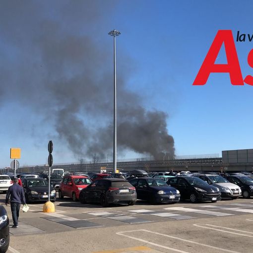 Il denso fumo è perfettamente visibile da corso Alessandira e corso Casale, come testimonia questo scatto realizzato nel parcheggio del Borgo Il denso fumo è perfettamente visibile da corso Alessandira e corso Casale, come testimonia questo scatto realizzato nel parcheggio del Borgo