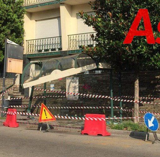 Già ubriaco alle 20.30, centra con l’auto una palina del bus in piazza Vittorio Veneto