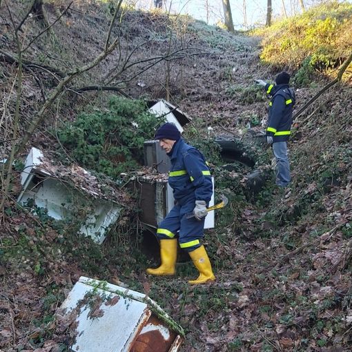 Ripulita da volontari un’ennesima discarica abusiva, questa volta a Montegrosso Cinaglio