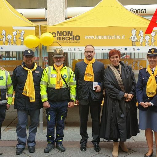 Questa mattina erano presenti al banchetto informativo anche il questore di Asti, dottoressa Alessandra Faranda Cordella, il sindaco Rasero e l'assessore regionale Gabusi