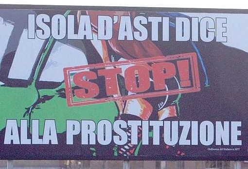 La campagna d'affissione, risalente al 2014, promossa dal Comune di Isola d'Asti