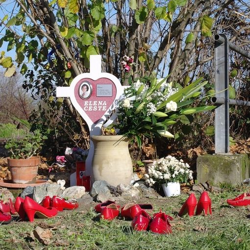 La croce posta in memoria nel punto in cui vennero ritrovati i resti di Elena Ceste