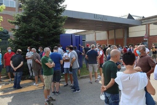 Un presidio di lavoratori davanti alla azienda