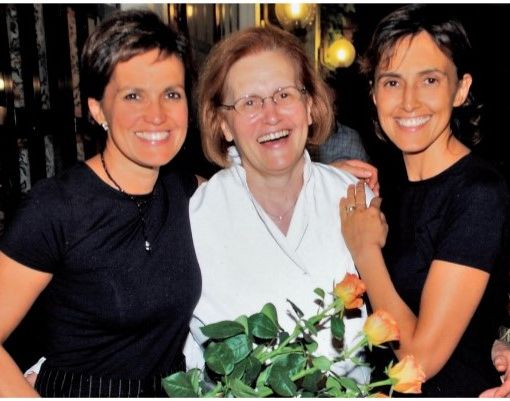 Maria Luisa Fassi (a sinistra) ritratta con la madre Pina e la sorella Maura