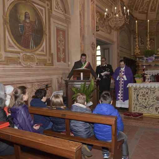 Il comandante della Stazione carabinieri di Montegrosso ritratto nel corso dell'incontro con i fedeli al termine della messa domenicale Il comandante della Stazione carabinieri di Montegrosso ritratto nel corso dell'incontro con i fedeli al termine della messa domenicale
