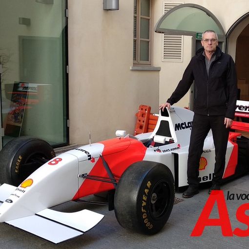 L'architetto Piergiorgio Pascolati, curatore dell'allestimento, con una delle auto guidate da Senna