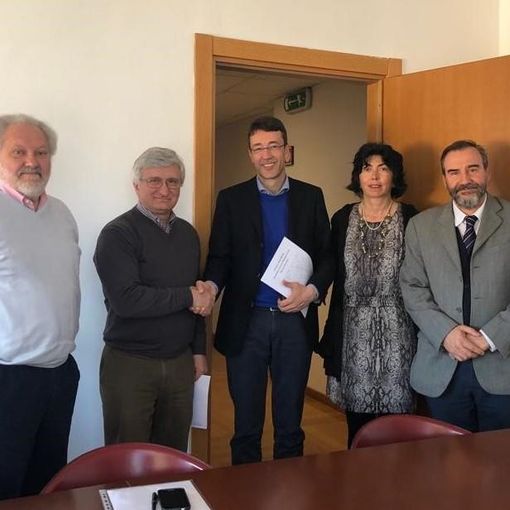 Momento della consegna del Libro Giancarlo Dapavo Angelo Porta Giovanni Messori Ioli Cristina Chialvi e Marco Devecchi