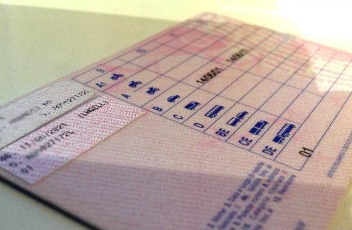 Guidava con una patente contraffatta: controllata e denunciata davanti alla scuola dei figli