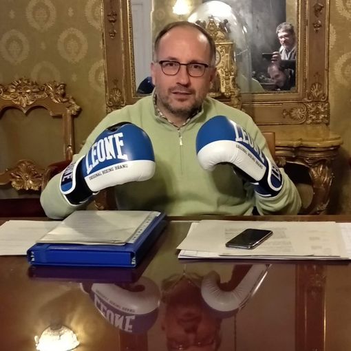 Il sindaco Rasero con indosso i guantoni da boxe che ha indossato ad inizio conferenza stampa