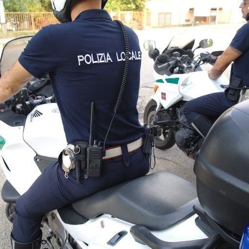 Corso Matteotti: ubriaco, dà in escandescenza scagliandosi anche contro la Municipale