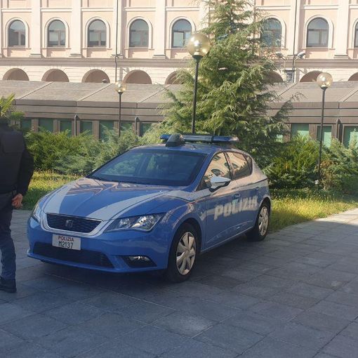 Camminava in tangenziale, ad Asti, scalzo e armato di bastone. Arrestato dalla Polizia