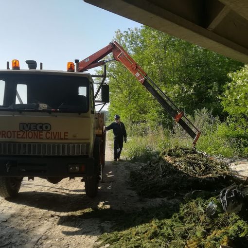 Ripulita una estesa discarica abusiva con rifiuti ammassati nell’area dell’Isolone