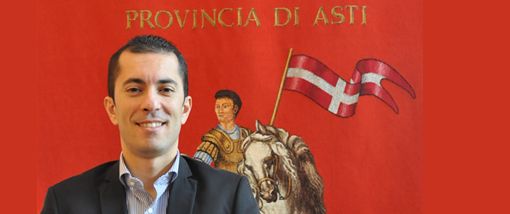 Il presidente Gabusi con alle sue spalle il gonfalone dell'Ente