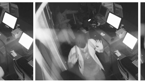Le fasi della rapina, riprese da una telecamera di sicurezza della sala slot