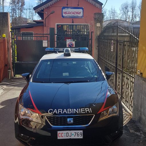 Una pattuglia dell'Arma davanti al negozio preso di mira
