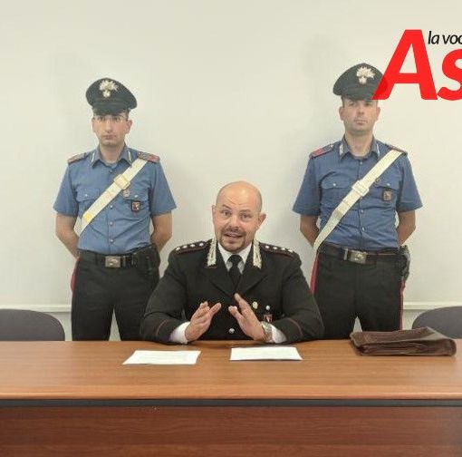 Il capitano Alessandro Caprio, comandante della Compagnia Carabinieri di Canelli. Alle sue spalle i due militari che hanno operato. Il capitano Alessandro Caprio, comandante della Compagnia Carabinieri di Canelli. Alle sue spalle i due militari che hanno operato.