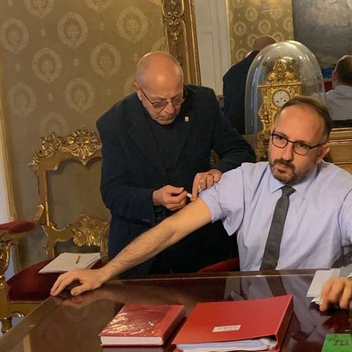 Il sindaco Rasero si fa vaccinare dal dottor Gianfranco Imerito