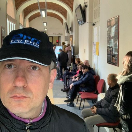Un curioso 'selfie' del sindaco con alle spalle i cittadini in coda all'Anagrafe