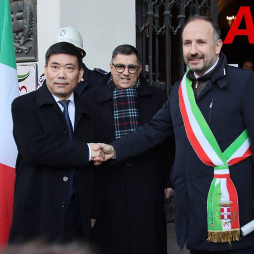 Il sindaco Rasero ritratto con il Console Console della Cina a Milano Song Xuefeng in occasione di un recente evento culturale incentrato sul Paese asiatico. Tra di loro, il presidente della Camera di Commercio Erminio Renato Goria