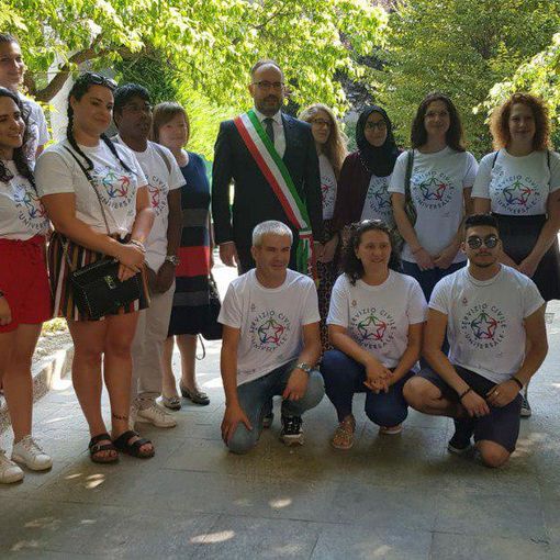 Il sindaco Rasero ritratto con alcuni giovani impegnati nel Servizio Civile
