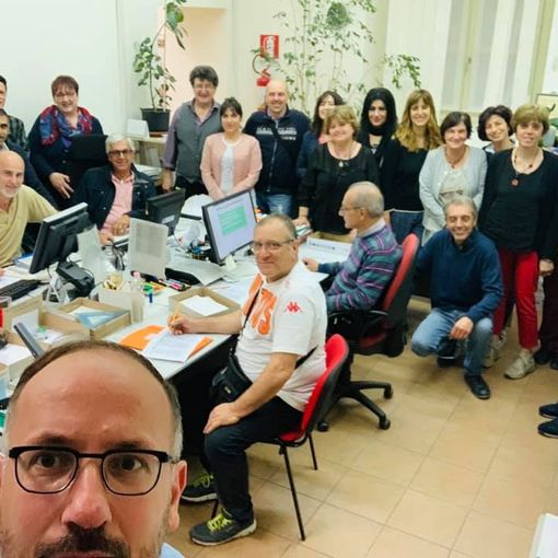 La curiosità post elettorale: selfie del sindaco con i dipendenti dell'Ufficio Anagrafe
