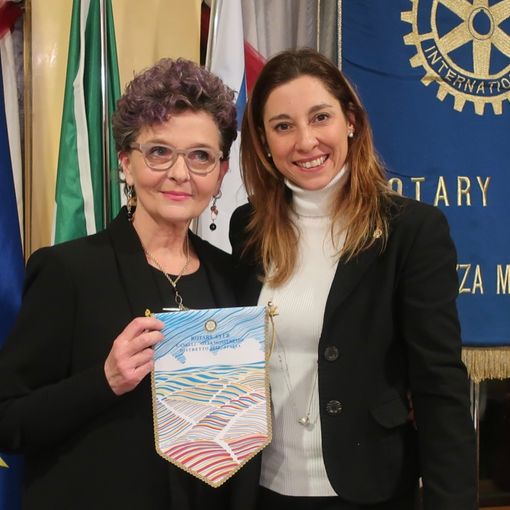 Laura Binello (a sinistra) con la presidente del Rotary Club Canelli-Nizza Stafania Delsanto.