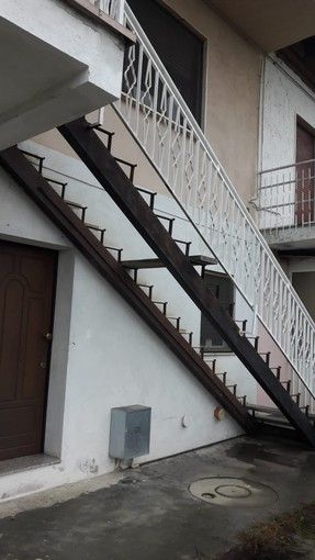 La scala di accesso all'abitazione, priva dei gradini dopo il furto del marmo