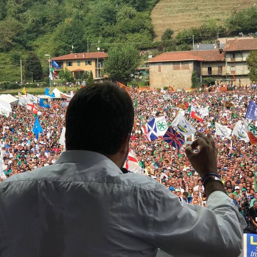 Il leader leghista Matteo Salvini ritratto di spalle durante il suo discorso al raduno di Pontida (foto tratta dalla pagina Facebook ufficiale del partito)