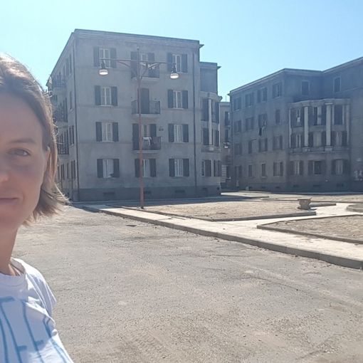 Un selfie di Mariachiara sul set casertano de &quot;L'amica geniale&quot; per il quale è stato ricostruito un intero quartiere della Napoli post bellica