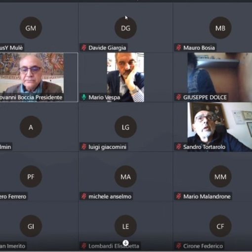Un immagine relativa il Consiglio, trasmesso in diretta streaming sul canale YouTube del Comune. I consiglieri indicati nei riquadri scuri, pur presenti, avevano le videocamere scollegate