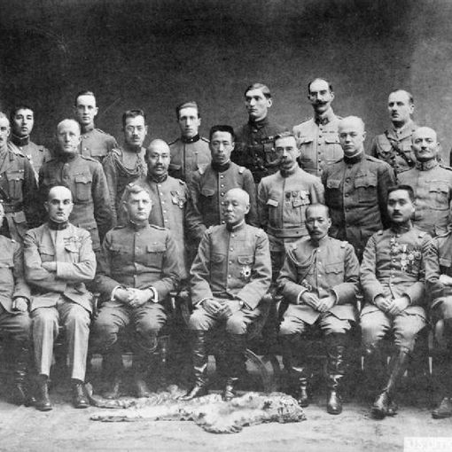 Manera (secondo da destra nella fila centrale) ritratto con comandanti e ufficiali della missione alleata in Siberia. Foto tratta da Wikipedia
