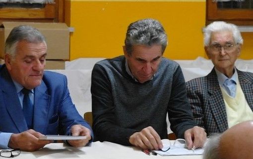Solaro (ultimo a destra), ritratto con il coautore Fiorenzo Fausone (al centro) e con il sindaco di Costigliole d'Asti Giovanni Borriero nel corso della presentazione mottese del libro, risalente al novembre scorso