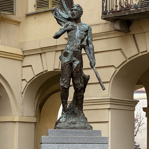 Il soldato di bronzo di piazza Libertà, monumento ai caduti della prima e della seconda guerra mondiale