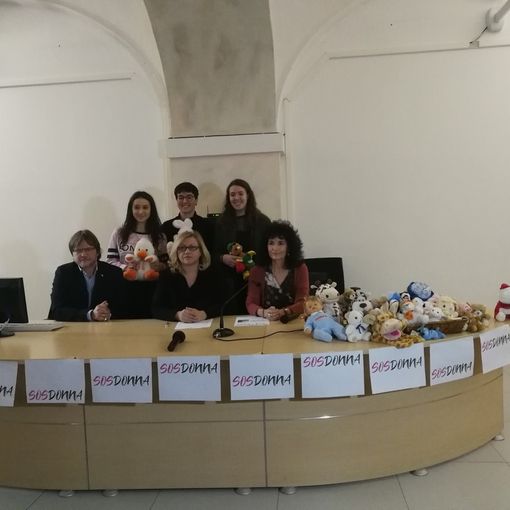 Gianluca Forno, Angela Motta, Laura Nosenzo con alcuni ragazzi della 3C