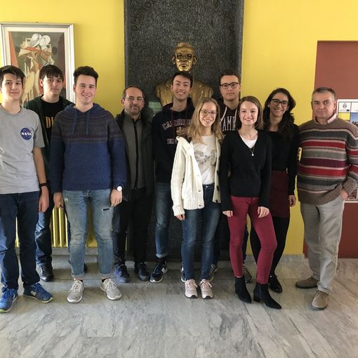 Foto di gruppo per il team del liceo astigiano