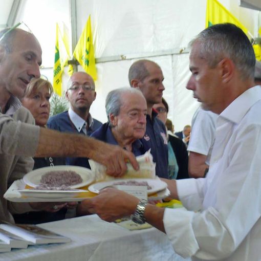 Un punto distributivo di Coldiretti in una precedente edizione della Douja d'Or