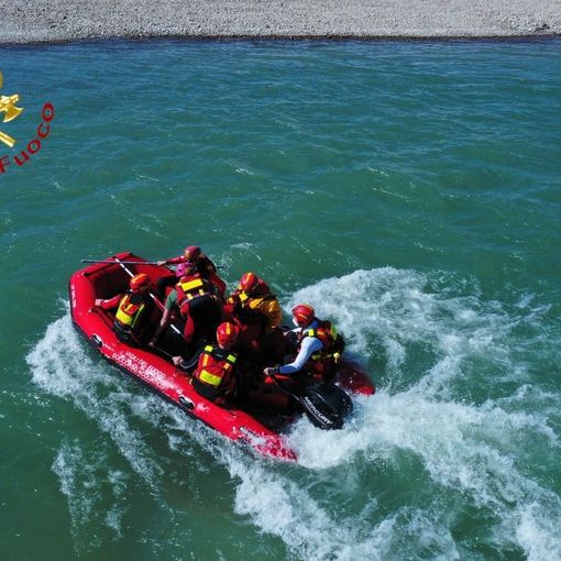 i vigili del fuoco sul gommone sul fiume tanaro