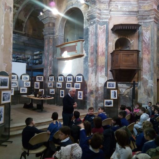 Lombardi ritratto con i ragazzi delle scuole villanovesi