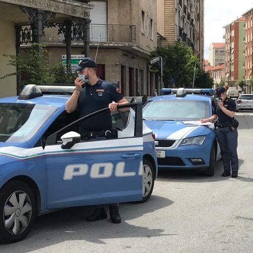 Agenti delle Volanti impegnati in un'attività di controllo in corso Matteotti
