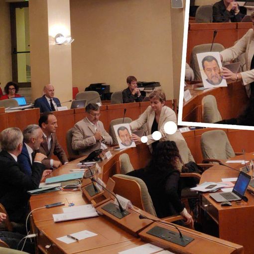 Referendum elettorale Lega, proteste in Consiglio Regionale. M5S dà a Cirio la maschera di Salvini:&quot;Vero volto del Presidente&quot; 
