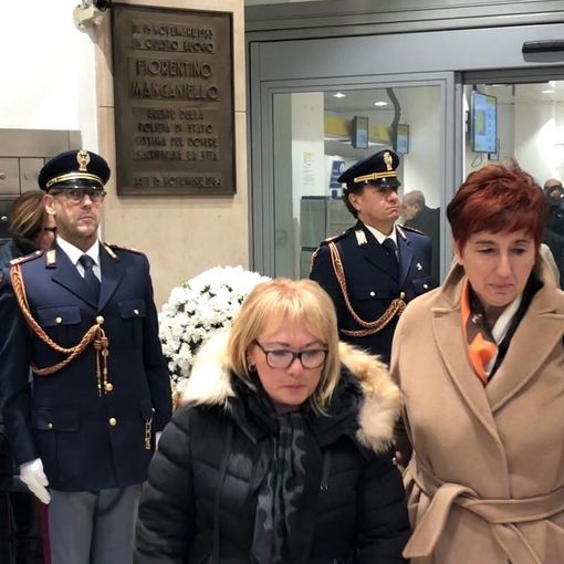 Il questore di Asti, Alessandra Faranda Cordella (a destra) con la vedova