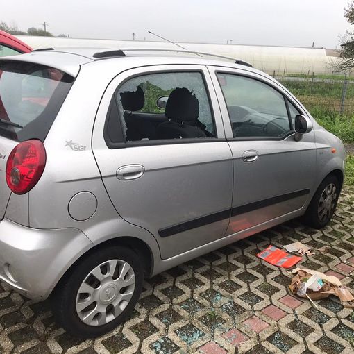 Raid vandalico nella notte nel parcheggio del casello autostradale Asti Est