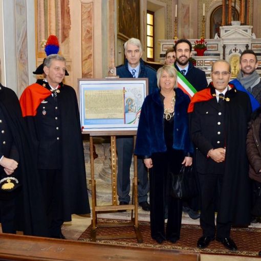 Nella foto, da sinistra: il comandante della Legione Carabinieri Piemonte e Valle d’Aosta Gen. B. Aldo Iacobelli; il comandante provinciale Ten. Col. Pier Antonio Breda; il Lgt. C.S. Davide Freda, comandante Stazione di Incisa Scapaccino. Alla destra del francobollo commemorativo il Gen. C.A. Gaetano Maruccia, Comandante interregionale Pastrengo
