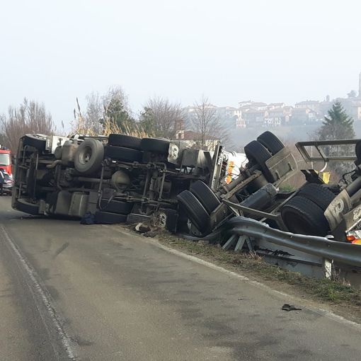 Cortanze, permangono disagi alla circolazione per il ribaltamento di un autotreno [GALLERIA FOTOGRAFICA]