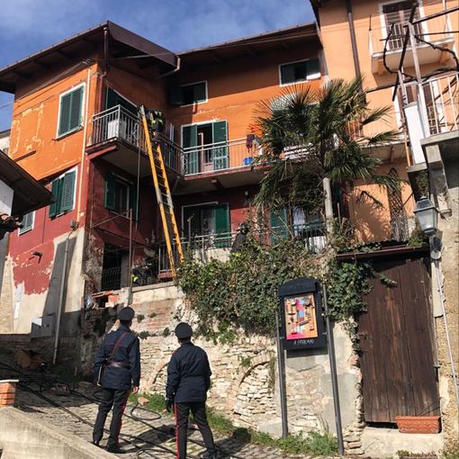 Carabinieri sul luogo dell'esplosione