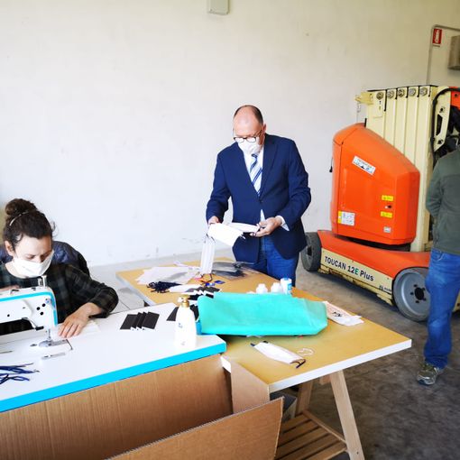 Il sindaco di Costigliole d'Asti, Enrico Alessandro Cavallero (al centro, in giacca e cravatta), durante la visita effettuata in azienda