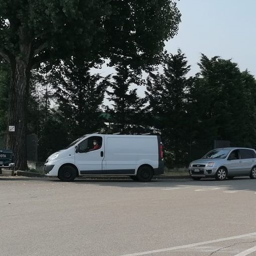 Utenti costretti a lunghe code sotto il sole per poter accedere all’Ecocentro di via Ceca