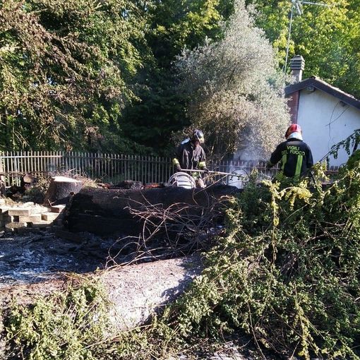 Vigili del fuoco impegnati a Grazzano Badoglio per domare un violento incendio