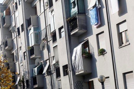 Case popolari, dal Pnrr fondi per 50 milioni in Piemonte. Ma un inquilino su tre fatica a pagare